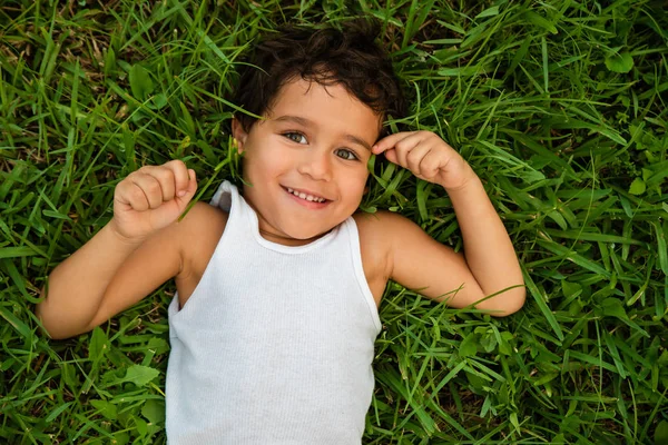Arka Bahçesinde Üzerinde Oynarken Çim Üzerinde Yalan Gülerek Mutlu Çocuk — Stok fotoğraf