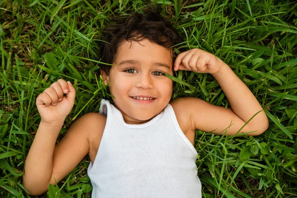 Glad Liten Pojke Spela Bakgården Liggande Det Gräs Leende — Stockfoto