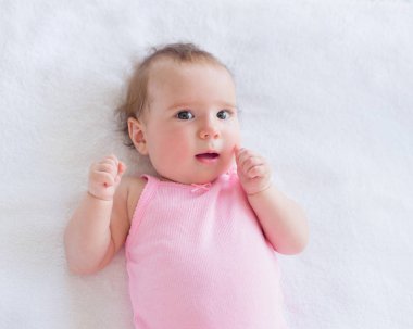 şirin meraklı bebeğim 4 aylık kamerada yıldızı yatakta dinleniyor