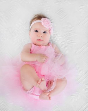 Bebek kız 4 aylık yatakta - küçük tutu dansçı dinlenme