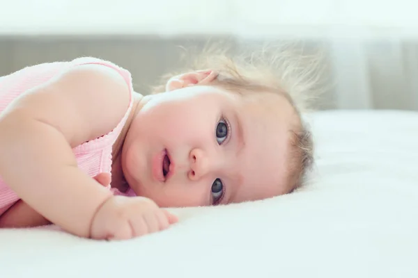 Entzückendes Kleines Mädchen Monate Alt Auf Dem Bett Liegend Gerade — Stockfoto