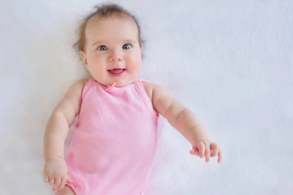 Bebê Feliz Animado Menina Meses Idade Descansando Sobre Cama Conceito — Fotografia de Stock