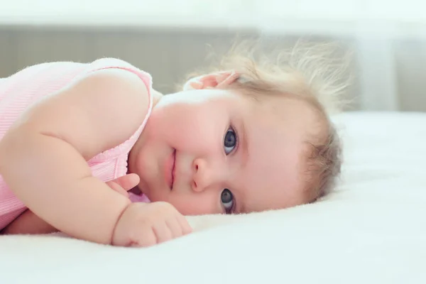 Adorable Niña Ensueño Meses Edad Descansando Cama Sobre Vientre Mirando —  Fotos de Stock