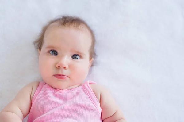 Cute Baby Girl Months Old Resting Bed Starring Curiously Camera — Stock Photo, Image