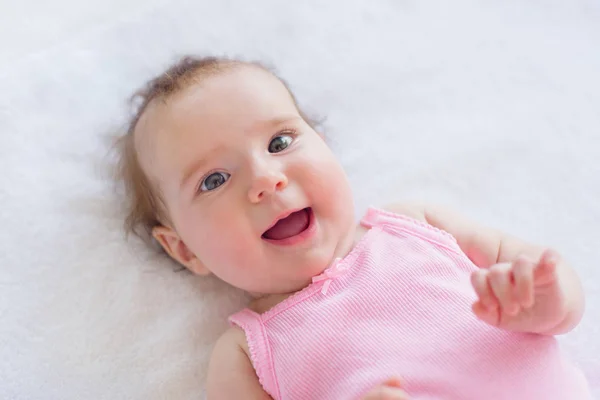 Χαρούμενος Ενθουσιασμένος Κοριτσάκι Μηνών Που Στηρίζεται Στο Κρεβάτι Έννοια Ευτυχισμένη — Φωτογραφία Αρχείου