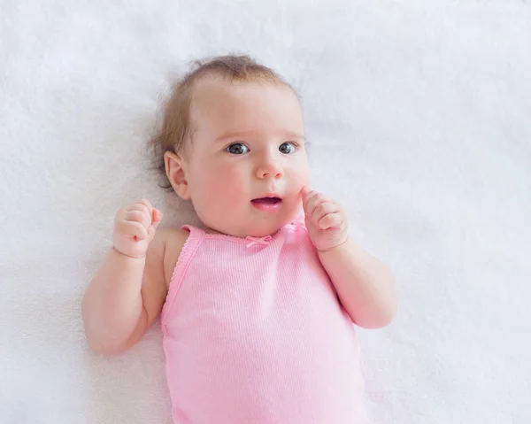 Bonito Curioso Bebê Menina Meses Idade Descansando Cama Estrelando Câmera — Fotografia de Stock