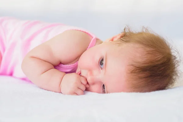 Entzückende Verträumte Baby Mädchen Monate Alt Auf Dem Bett Liegend — Stockfoto