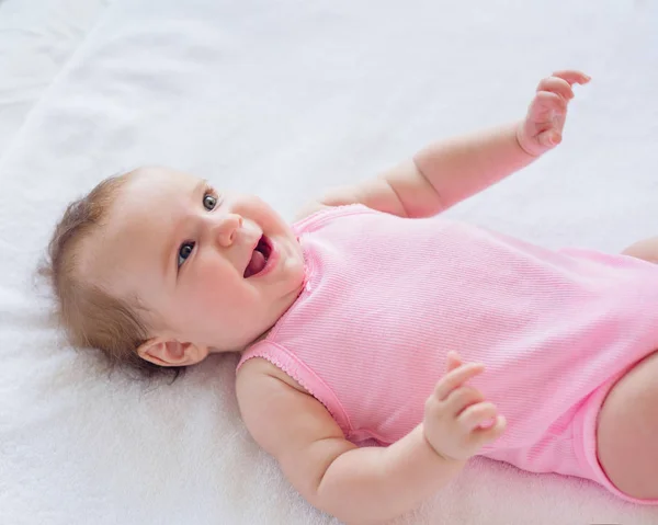 Feliz Rindo Bebê Menina Meses Idade Descansando Sobre Cama Conceito — Fotografia de Stock