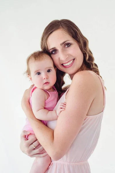 Gelukkig Mooie Jonge Mamma Bedrijf Haar Meisje Van Baby Van — Stockfoto