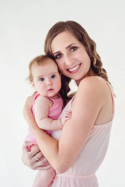 Feliz Bela Jovem Mamãe Segurando Seu Meses Idade Bebê Menina — Fotografia de Stock