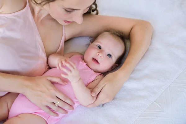 Hermosa Mamma Joven Abrazándose Con Bebé Meses Edad Cama Concepto — Foto de Stock