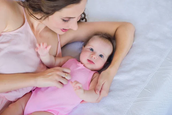 Gyönyörű Fiatal Mamma Cuddling Hónapos Baba Lány Ágyon Boldog Anyaság Stock Kép