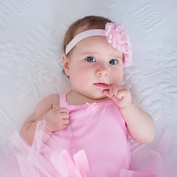 Adorável Bebê Menina Meses Idade Descansando Cama Vestindo Headband Rosa Fotos De Bancos De Imagens