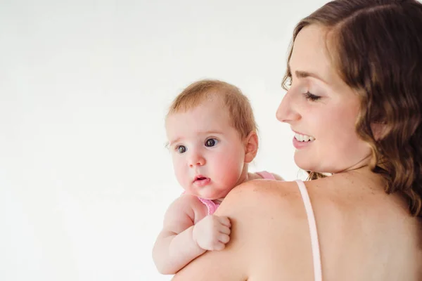 Gelukkig Mooie Jonge Mamma Bedrijf Haar Maanden Oude Babymeisje Achteraanzicht — Stockfoto