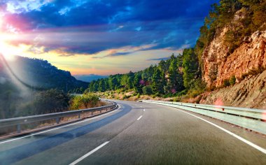 Yol ve seyahat kavramı. Günbatımı manzara ve dağlar. Otoyol kadere. Huzur ve sürüş güvenliği