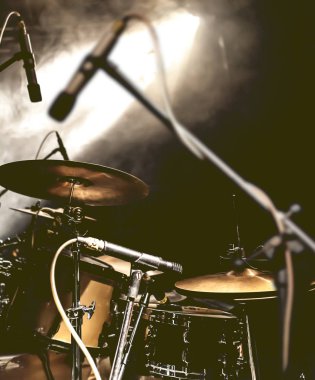 Canlı müzik arka plan. Sahne Alanı'nda davul. Konser ve gece yaşam tarzı