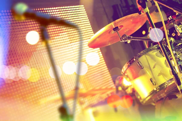 ライブ音楽の背景 ステージ上でのドラムセットコンサートやショーエンターテイメントステージ上でのドラムとお祝いイベント — ストック写真