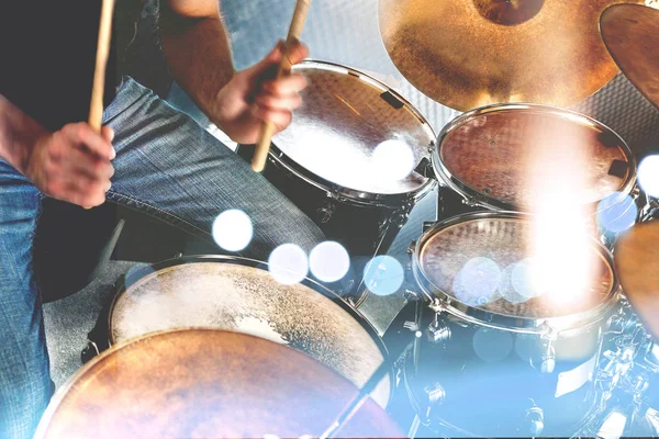 ドラムセットを演奏するドラマー 音楽とエンターテイメントの概念 パーカッションのスタジオで録音 音楽バンド ステージ上のミュージシャン — ストック写真