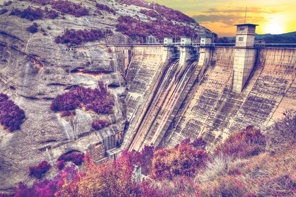 シュールな風景水ダム構造 工学と環境概念 ビンテージ水ダムの風景 — ストック写真
