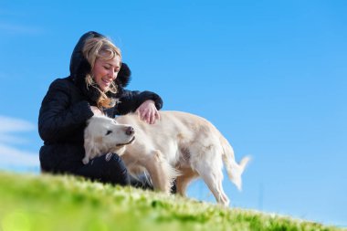 Kadın ve köpek park.Companion Evcil hayvan kavramı içinde oynamaya. Evcil hayvan ve dogs.training ve yetiştirmek dogs.Companion Evcil hayvan kavramı