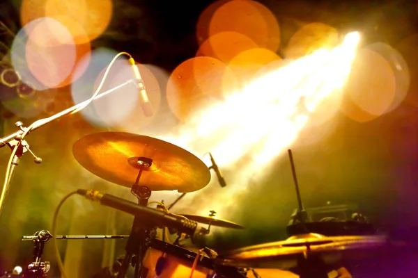 ドラムとステージ レジャーと夜のエンターテイメント ライブ音楽の概念の背景 — ストック写真