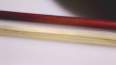 Yaylı müzik aletler ve sanat. Keman beyaz zemin üzerine kapatın. Klasik müzik ve müzik kültür ve entertanment