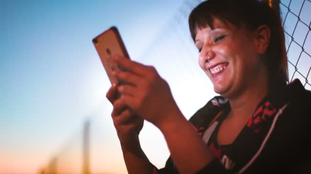 Estilo Vida Tecnología Mujer Joven Sonriendo Con Ropa Deportiva Teléfono — Vídeos de Stock