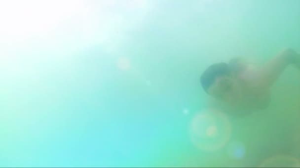 在海里潜水和游泳 水下运动 有乐趣的年轻人在海里潜水 海滩上的冒险和娱乐活动日落 — 图库视频影像