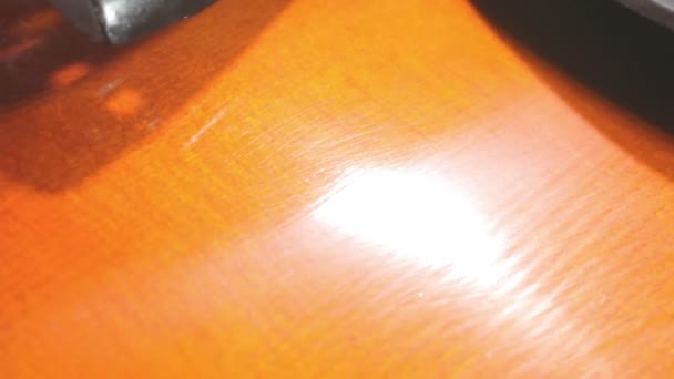 Instruments de musique à cordes et arts.Gros plan violon sur fond blanc.Musique classique et culture musicale et divertissement 