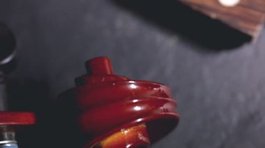 Yaylı müzik aletler ve sanat. Keman beyaz zemin üzerine kapatın. Klasik müzik ve müzik kültür ve eğlence