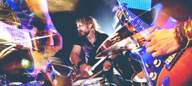 Canlı müzik ve konser. Gitarist ve davulcu. Gece eğlence ve Festivali Etkinlikleri. Sahnede müzikal performans. Eğlence ve müzik gösterisi