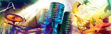 Canlı müzik ve konser. Gitarist ve davulcu. Gece eğlence ve Festivali Etkinlikleri. Sahnede müzikal performans. Eğlence ve müzik gösterisi