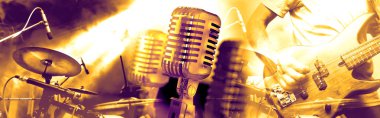 Canlı müzik ve konser. Gitarist ve davulcu. Gece eğlence ve Festivali Etkinlikleri. Sahnede müzikal performans. Eğlence ve müzik gösterisi