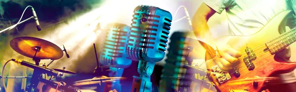 Canlı müzik ve konser. Gitarist ve davulcu. Gece eğlence ve Festivali Etkinlikleri. Sahnede müzikal performans. Eğlence ve müzik gösterisi