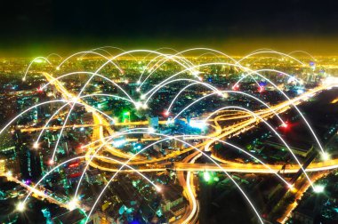 Gece ve internet konseptinde Şehir manzarası.