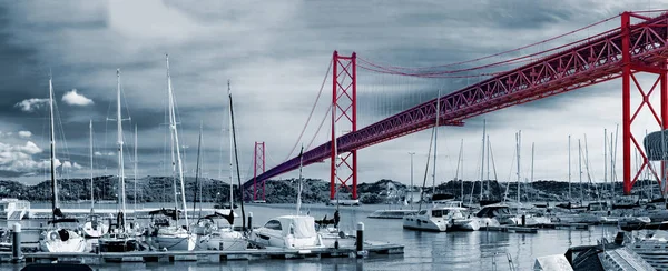 Puente del 25 de abril en Lisboa . —  Fotos de Stock