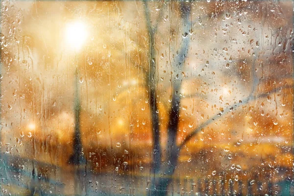 Regenachtige nacht en stadslichten — Stockfoto