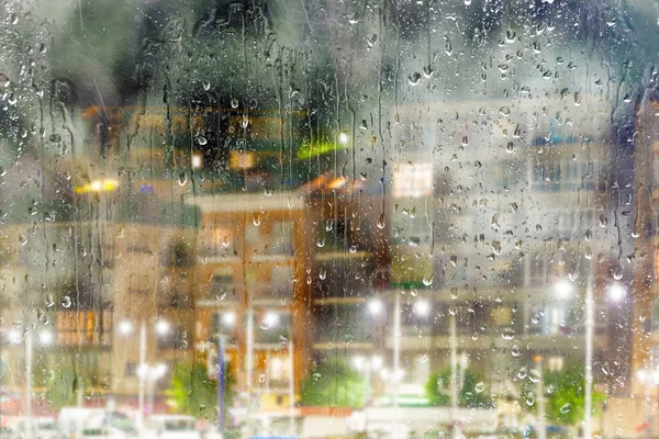 Regniga natt-och stadsljus — Stockfoto