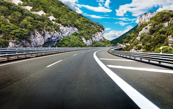 Camino o carretera entre las montañas — Foto de Stock