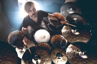  Sahnede canlı müzik ve rock grubu