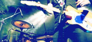  Sahnede canlı müzik ve rock grubu