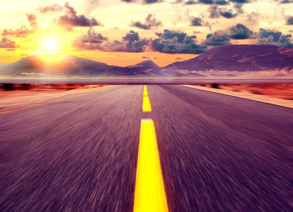 País estrada fundo e colorido pôr do sol paisagem . — Fotografia de Stock
