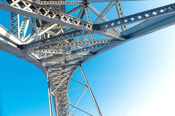 Detalle moderno puente de hierro contra el cielo azul —  Fotos de Stock