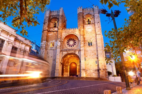 リスボンの夜の通り リスボンのツアー観光とランドマーク ポルトガル 建築と有名な場所 リスボンのサンタ マリア大聖堂 ポルトガル — ストック写真