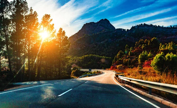 車の旅と風光明媚な砂漠の道 冒険と目的地の概念田舎道の背景とカラフルな夕日の風景 — ストック写真