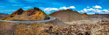 Manzara dağları, volkanlar ve kraterler vahşi doğada. Volkanik manzara Timanfaya Ulusal Parkı, Lanzarote Adası, Kanarya Adaları, İspanya