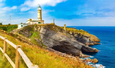 Güzel doğal manzara Cabo Belediye Başkanı Deniz feneri Sahili Sahil ve akşam gökyüzü. Santander 'in kırsal ve uçurumları. İspanya, Cantabria' da turizm.