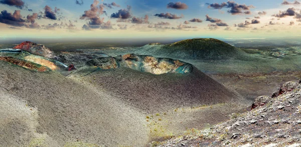 Manzara Dağları Volkanlar Kraterler Vahşi Doğada Volkanik Manzara Timanfaya Ulusal — Stok fotoğraf