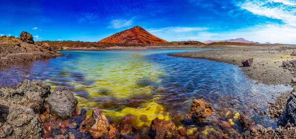 Roter Berg Und Grüne Pfütze Der Nähe Der Meeresküste Auf — Stockfoto