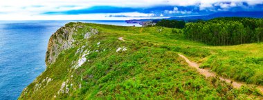 Günbatımı manzaralı uçurum ve kayalıklar. Cantabria, İspanya. Vahşi yol doğası. İspanyol sahillerindeki muhteşem dağlar.